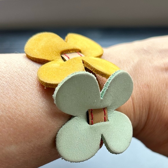 Authentic Cacharel Floral design adjustable leather bracelet - Picture 5 of 7